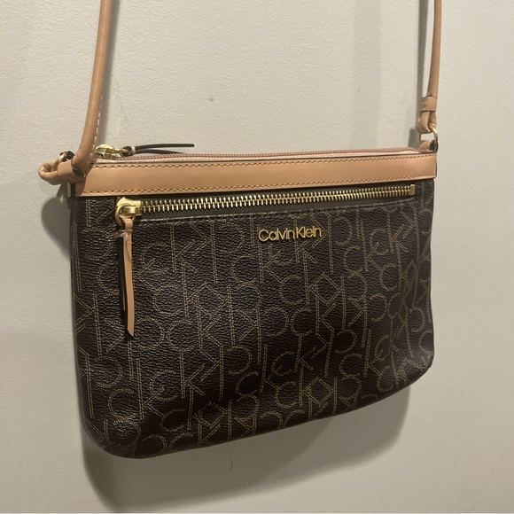 Calvin Klein Handbags - Calvin Klein Womens Crossbody Bag